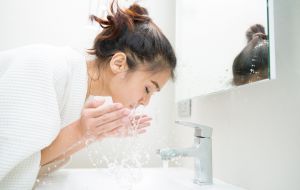 Transpiração e oleosidades: 5 dicas para mulheres evitarem o problema no verão