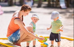 Dicas para pais cuidarem das crianças no verão