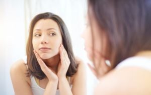 4 dicas de especialistas para manter a beleza da pele sem exageros