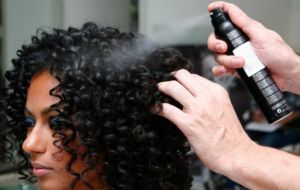 Saiba como utilizar sprays de fixação em cabelos cacheados