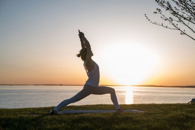 Aproveite os benefícios de praticar yoga em diferentes lugares