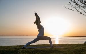 Aproveite os benefícios de praticar yoga em diferentes lugares