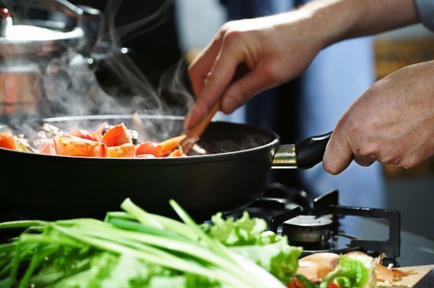 Dicas para evitar manchas na pele enquanto prepara alimentos