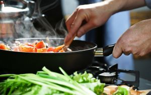 Dicas para evitar manchas na pele enquanto prepara alimentos