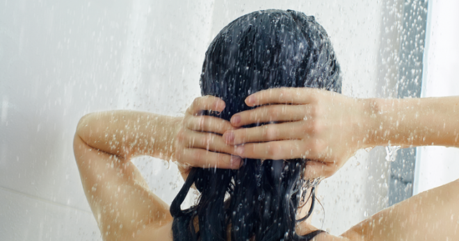 Saiba o que é shampoo low poo e como aproveitar seus benefícios