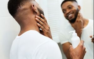 Aprenda a cuidar da pele do rosto com esses 5 passos para uma skincare masculina