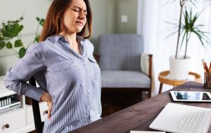 Dores nas costas: como evitar o problema durante o home office