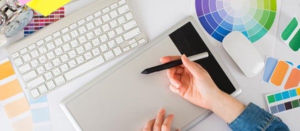 Mesa de trabalho de um design