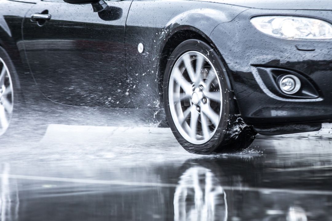 7 Coisas que você provavelmente está fazendo e que estão estragando as rodas do seu carro