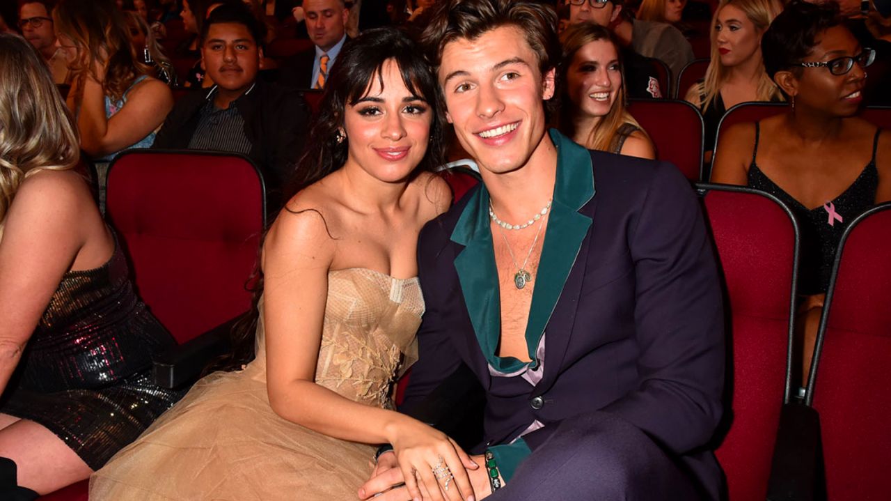 Camila Cabello e Shawn Mendes retomam relacionamento. Relembre alguns momentos do casal.