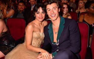 Camila Cabello e Shawn Mendes retomam relacionamento. Relembre alguns momentos do casal.