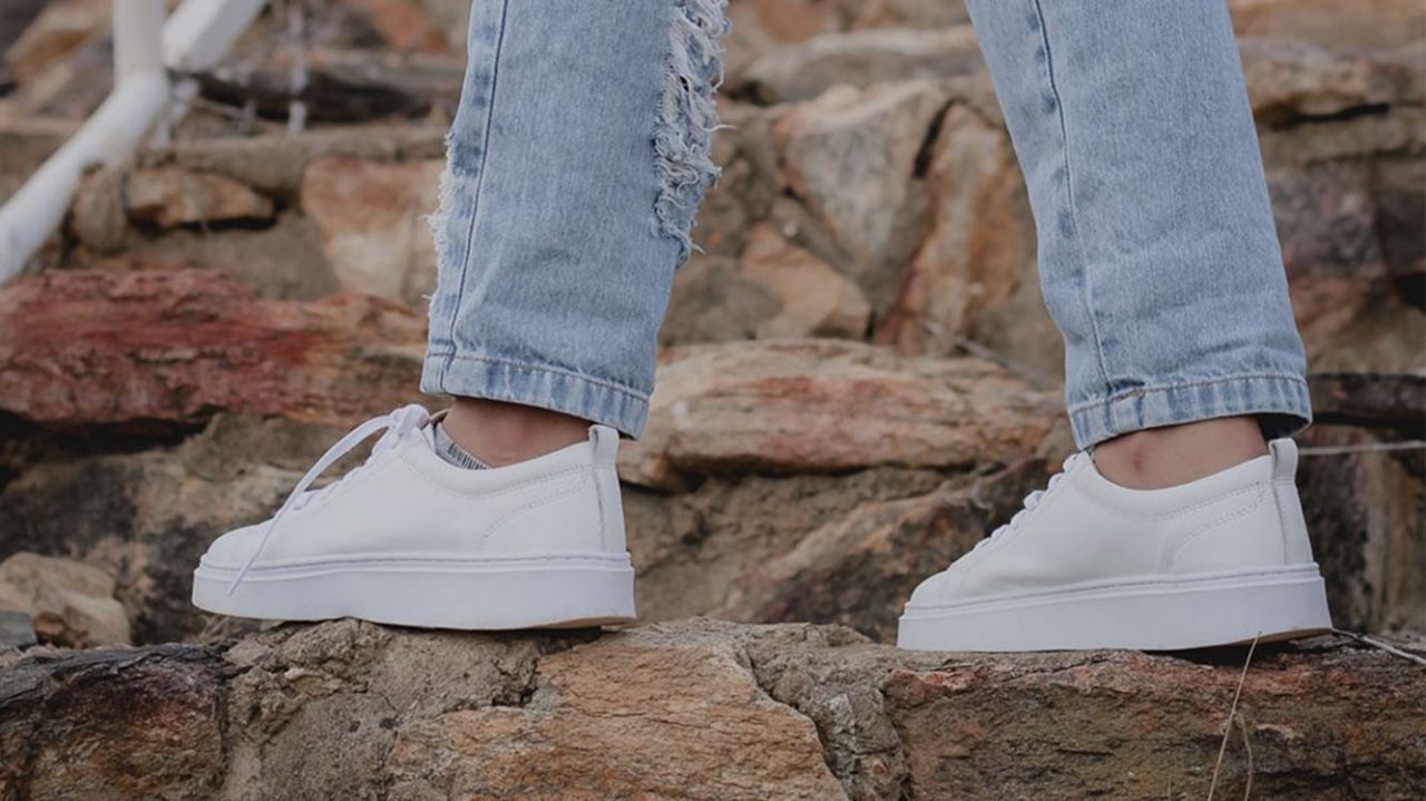 Tênis branco: dicas de moda para combinar com o look feminino.
