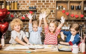 Confira dicas de brincadeiras para unir irmãos de diferentes idades