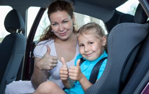 Pais de primeira viagem: Confira dicas para evitar o esquecimento de crianças no carro