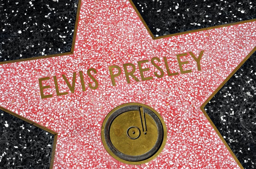 Elvis não morreu: Conheça algumas teorias conspiratórias bizarras envolvendo o Rei do Rock