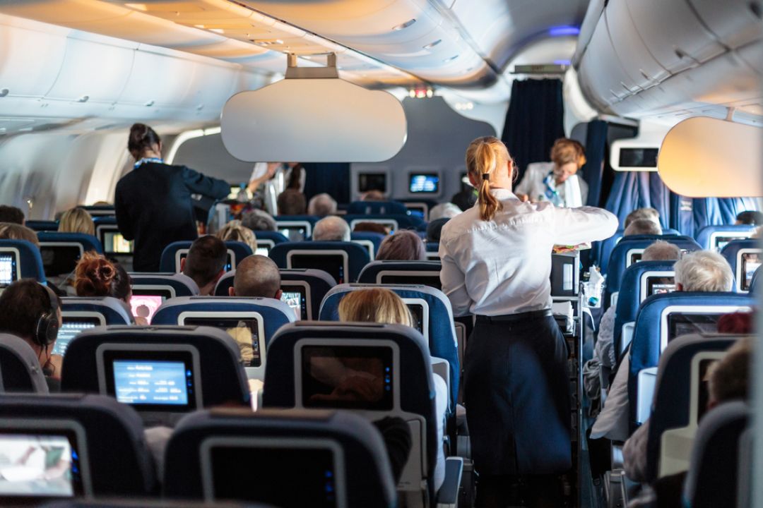Regras de etiqueta no avião: confira como se comportar durante o voo
