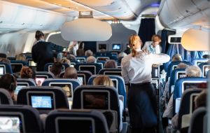 Regras de etiqueta no avião: confira como se comportar durante o voo