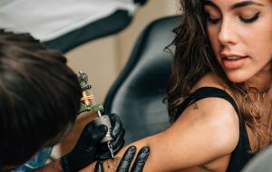 6 cuidados indispensáveis para quem vai fazer tatuagens