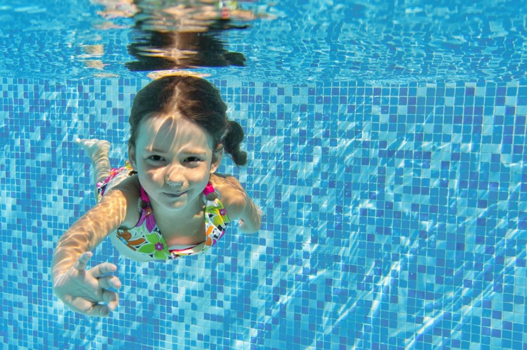 Crianças nas piscinas: confira 6 dicas de segurança para os pequenos