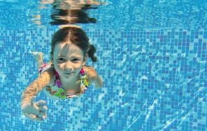 Crianças nas piscinas: confira 6 dicas de segurança para os pequenos
