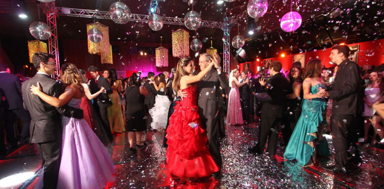 Festa de 15 anos: como escolher os vestidos dos convidados?