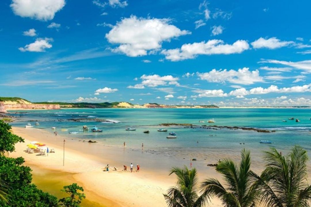 Encantos Litorâneos do Brasil: Uma Viagem pelas Praias Ensolaradas e Paraísos Tropicais