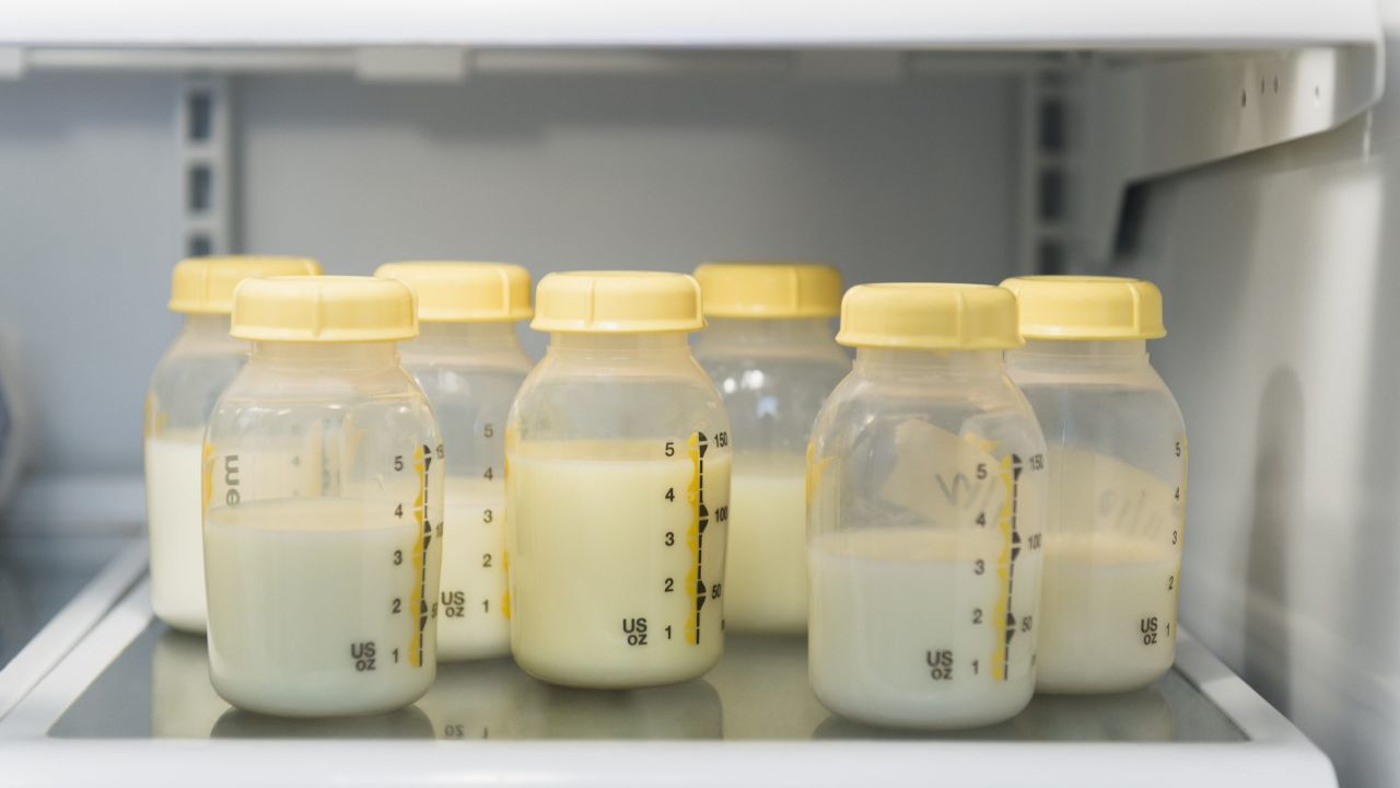 Leite materno: confira dicas para guardar na geladeira de uma forma segura