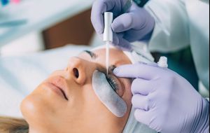Lash Lifting: entenda como funciona essa técnica de beleza para os cílios