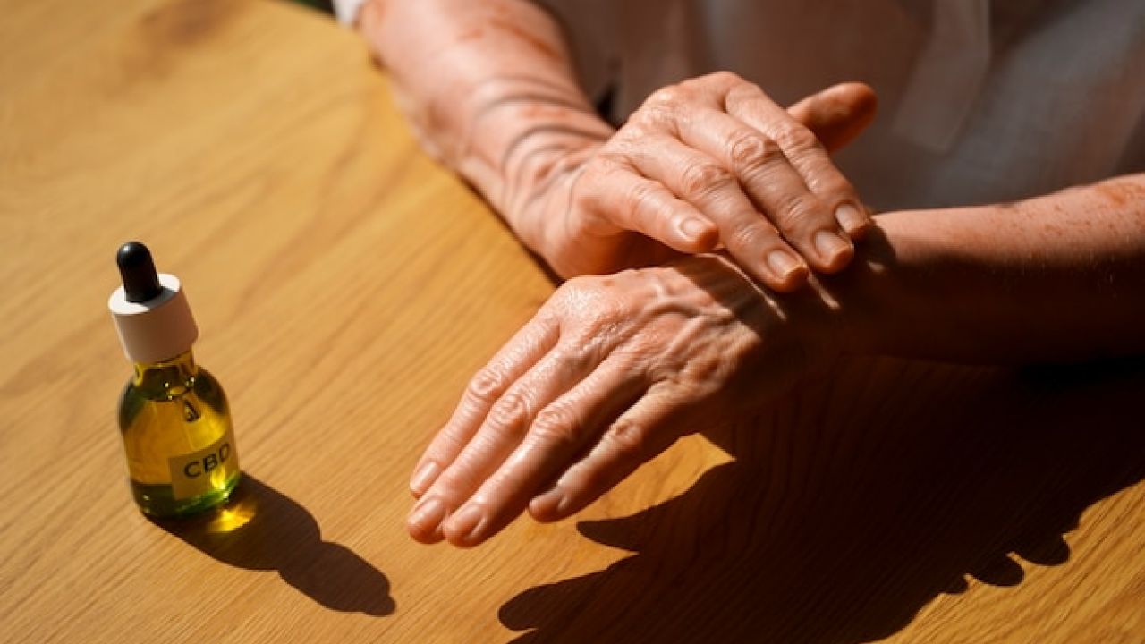 Óleos naturais para rejuvenescimento: Como combater rugas, celulite e cabelos brancos