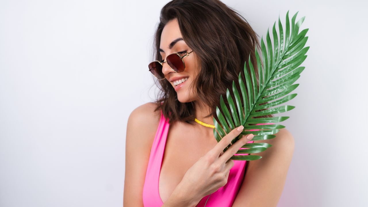 Por que os cabelos caem mais durante o verão? Confira os principais cuidados