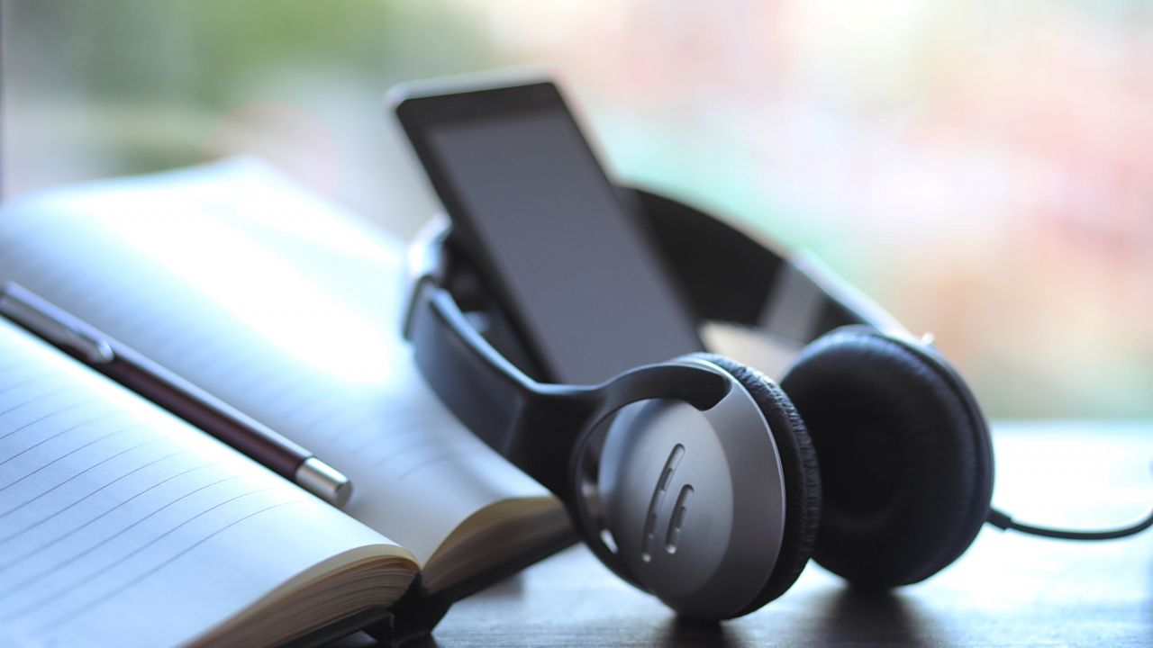 Audiolivros: 6 aplicativos e dicas para começar a escutar