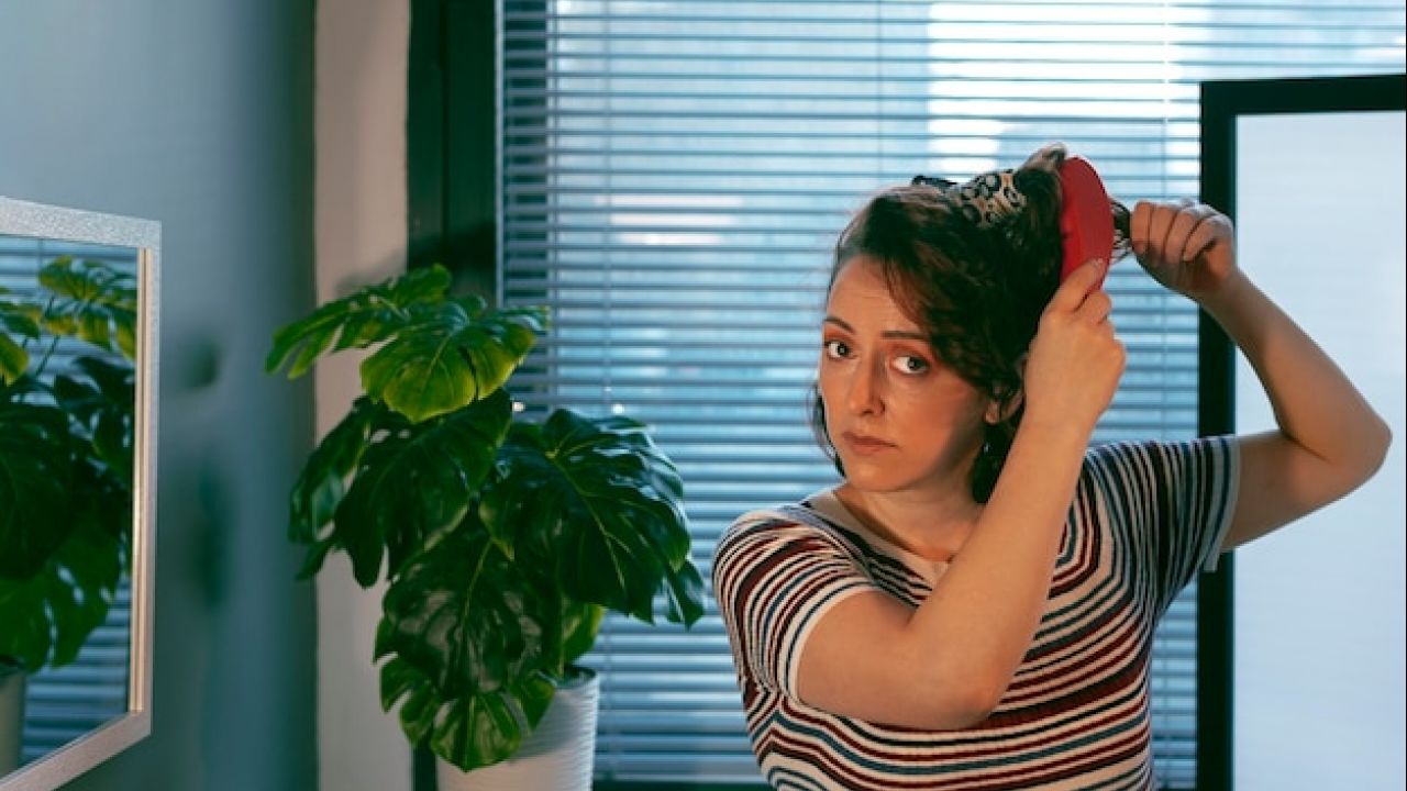 Caspa ou Couro Cabeludo Seco? Descubra como identificar e tratar cada problema corretamente