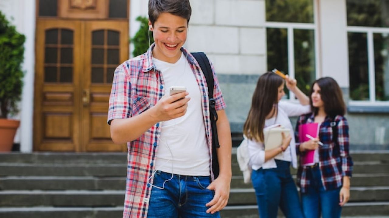 Celular na escola: O que acontece com alunos que descumprem as novas leis de restrição?