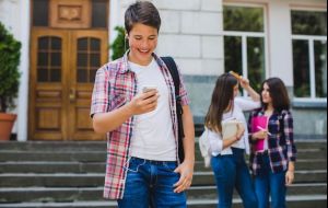 Celular na escola: O que acontece com alunos que descumprem as novas leis de restrição?