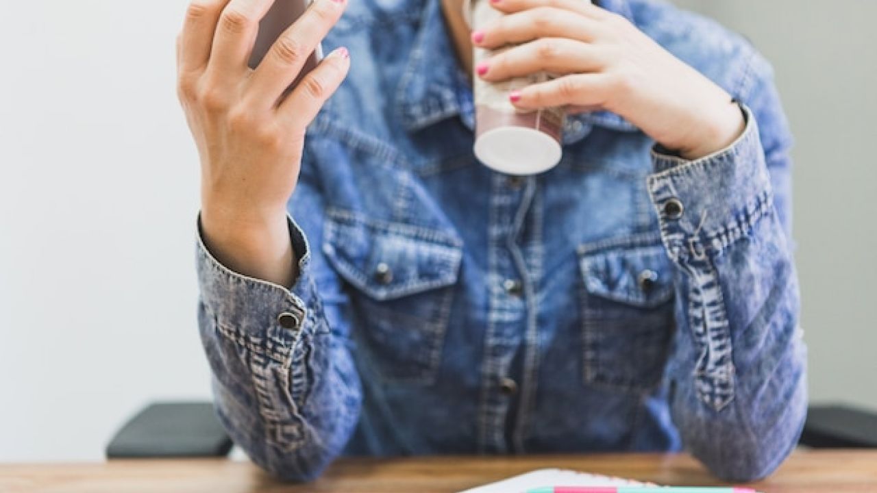 Veja os 12 medicamentos que não combinam com café