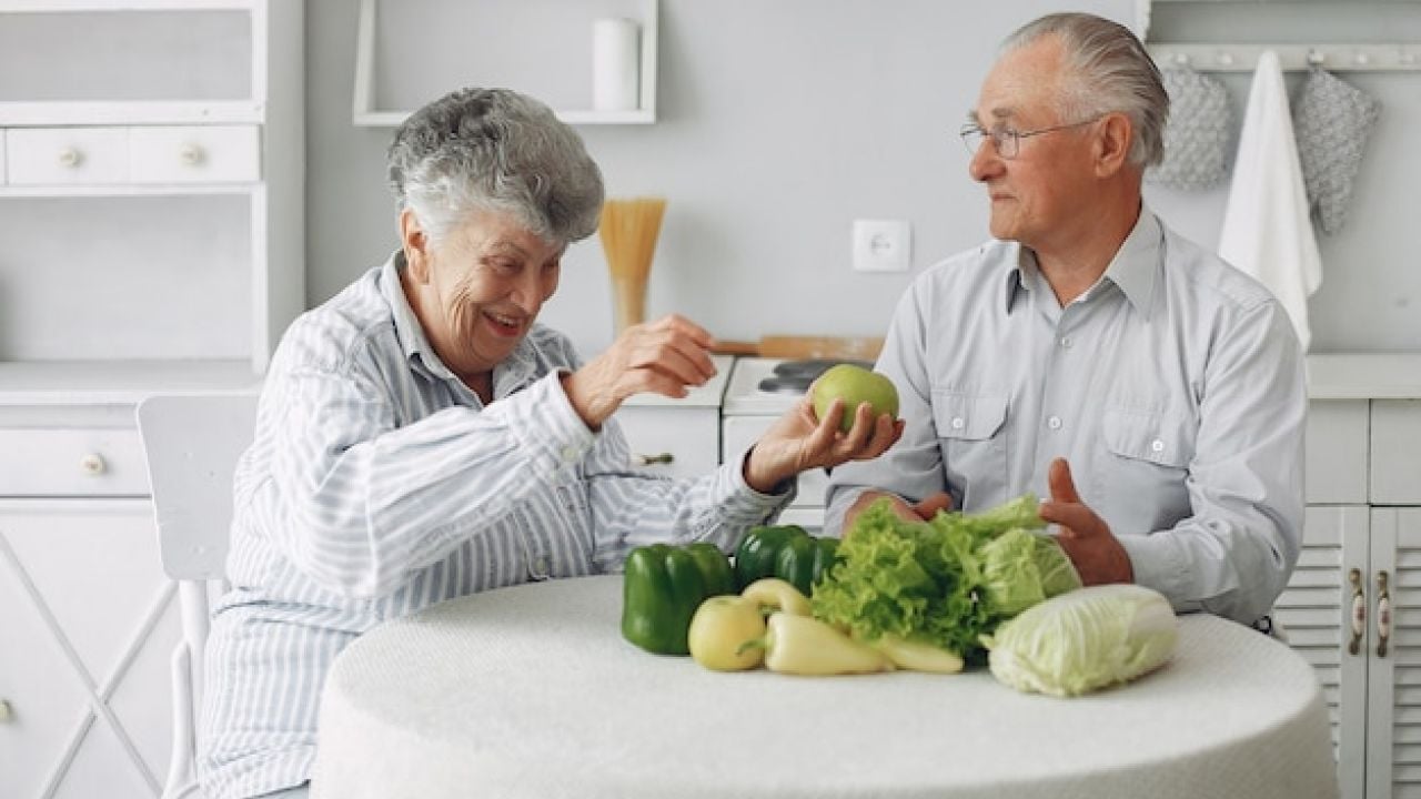 7 Alimentos que comprometem o bem-estar dos idosos