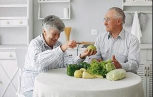 7 Alimentos que comprometem o bem-estar dos idosos