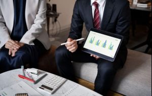 Educação financeira empresarial: economizar e investir é o básico