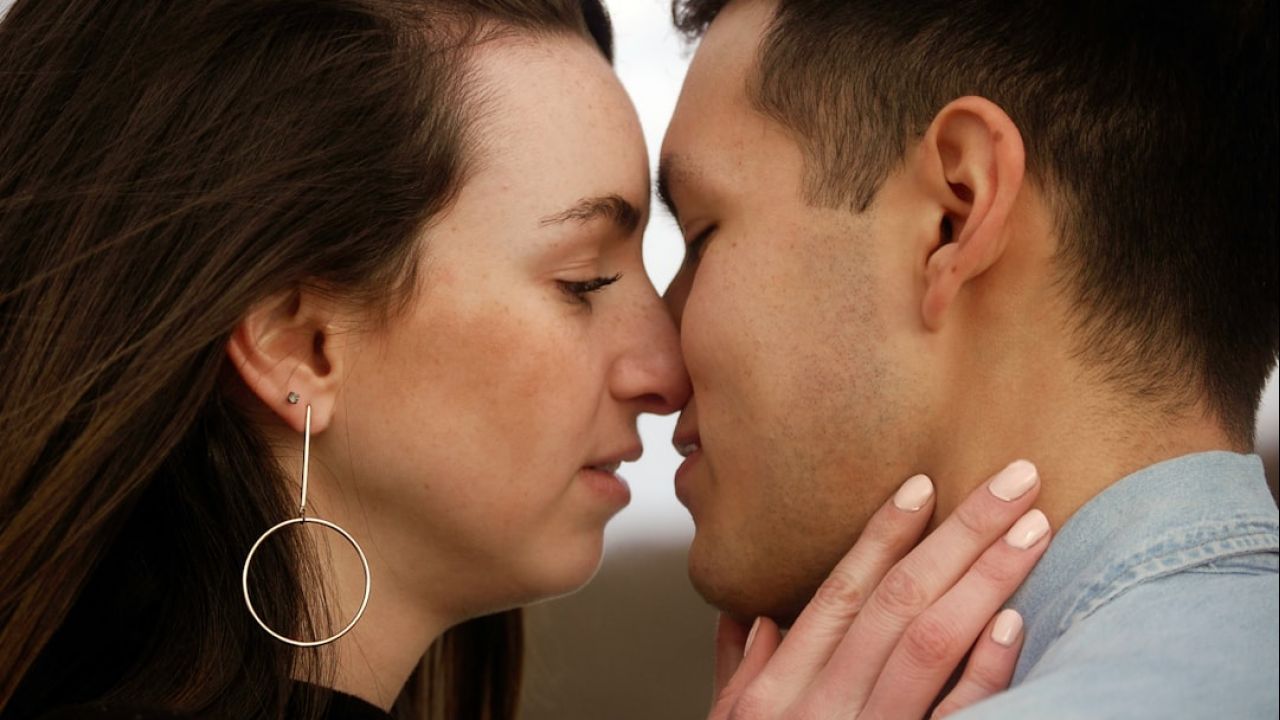 7 sinais secretos que toda mulher dá quando está interessada