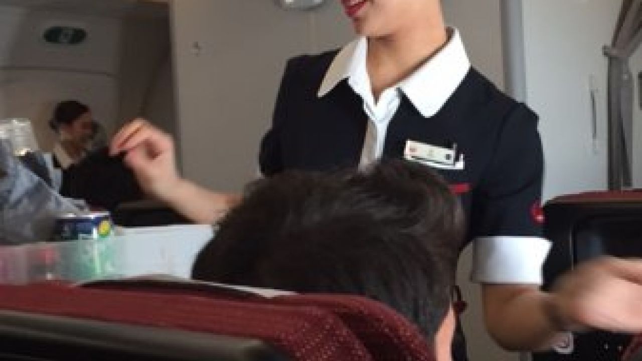 O que comissários de bordo observam durante o embarque