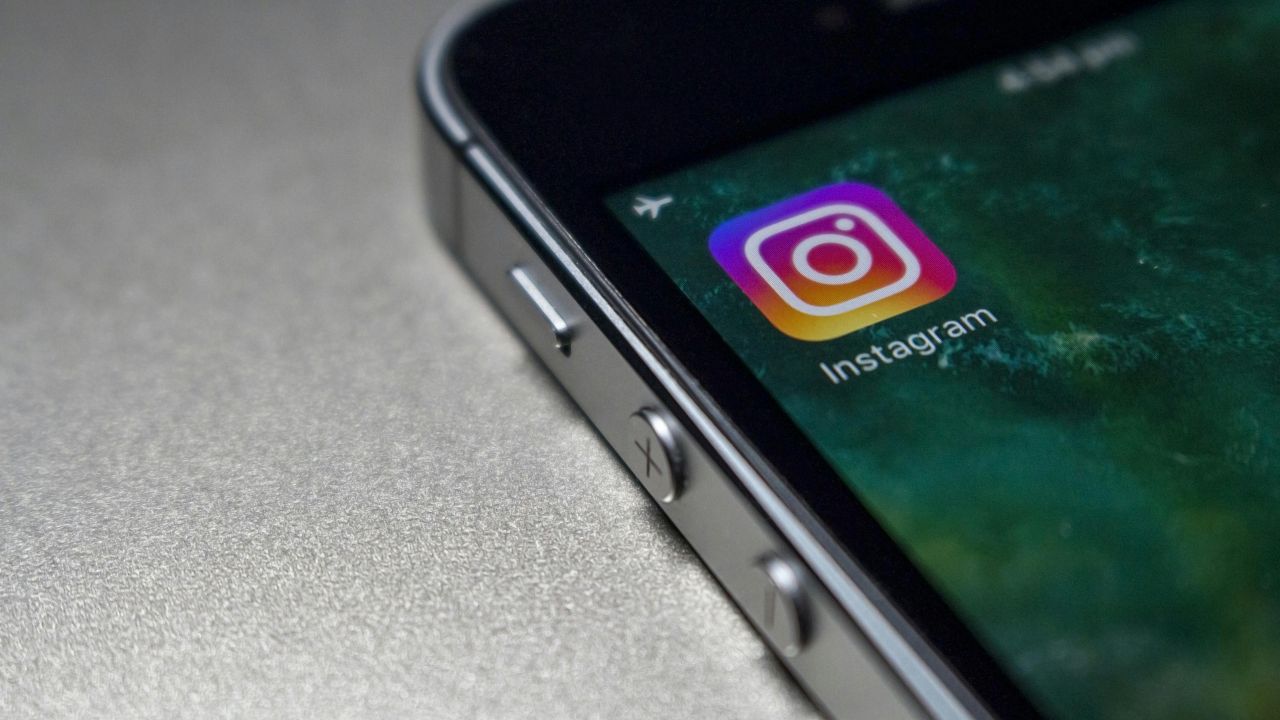 IA nos apps: Por que o Instagram exige rótulos e o que muda para quem vive no celular