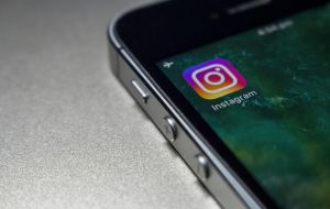IA nos apps: Por que o Instagram exige rótulos e o que muda para quem vive no celular
