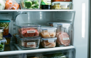 Como descongelar carne com segurança: Métodos corretos e o que evitar