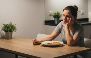  Comer tarde da noite faz mal? O que a ciência responde
