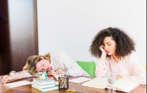 Como reduzir distrações no trabalho e nos estudos com mudanças simples