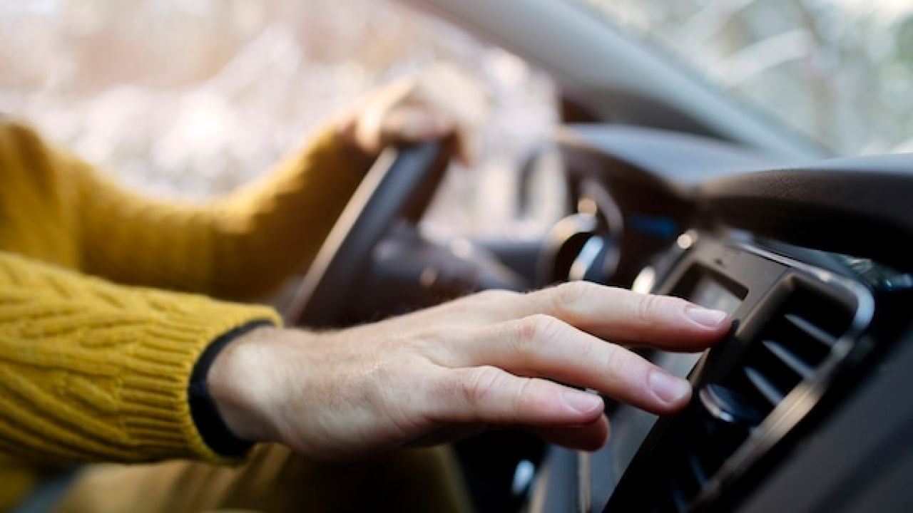 Ar-condicionado do carro com cheiro ruim? Veja o que fazer