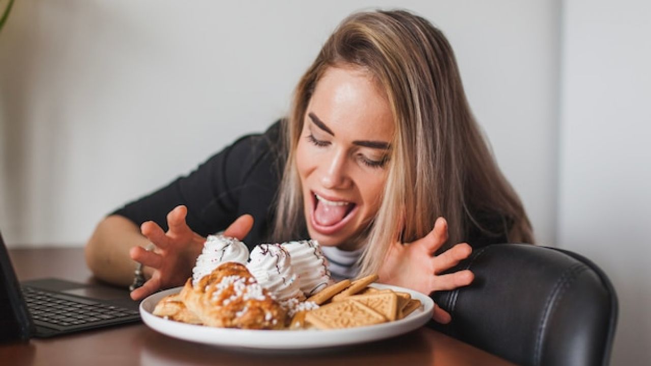 Comer rápido prejudica sua saúde mais do que você imagina