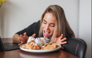 Comer rápido prejudica sua saúde mais do que você imagina