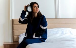 Dorme bem e acorda cansado? Veja o que pode estar errado