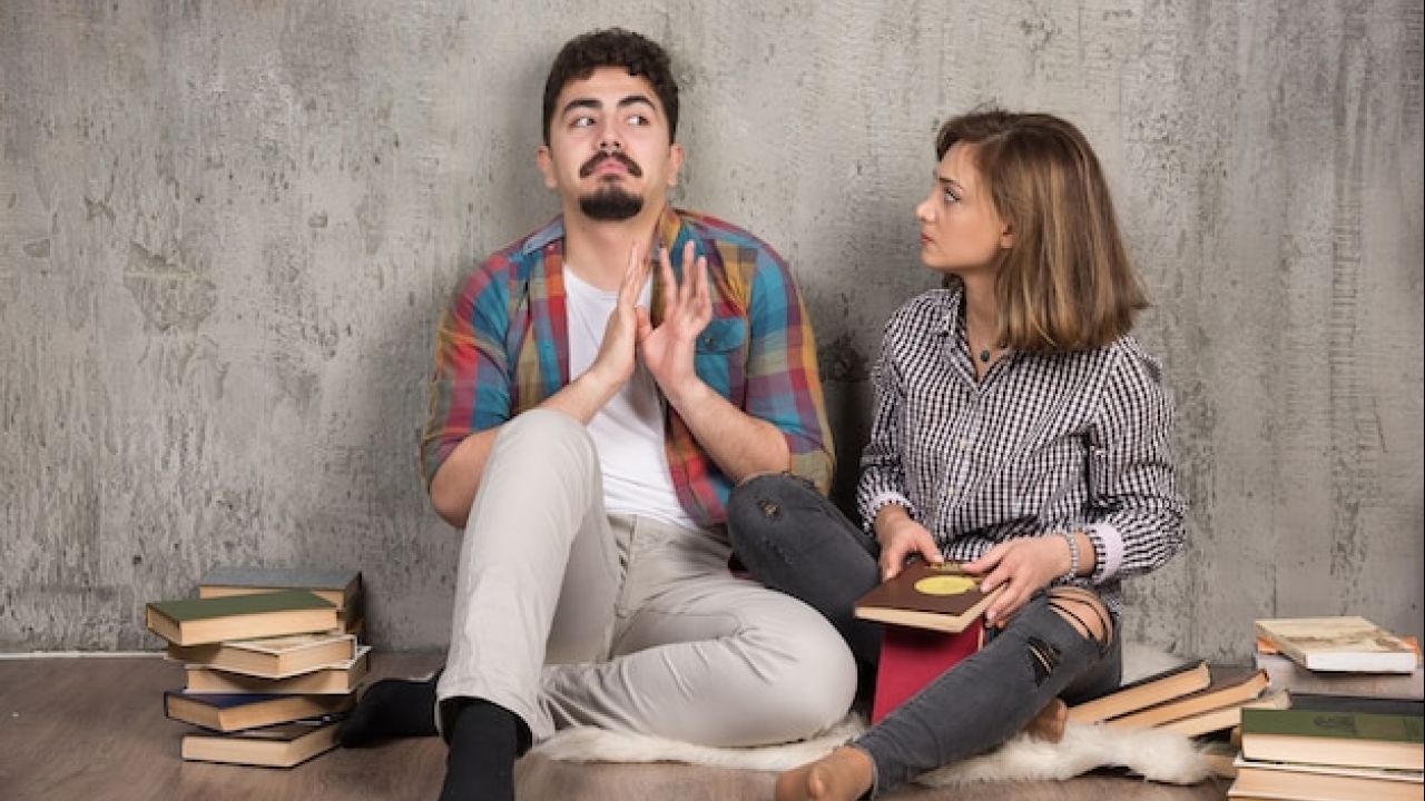 Falar sozinho é mais comum do que parece — e a ciência explica